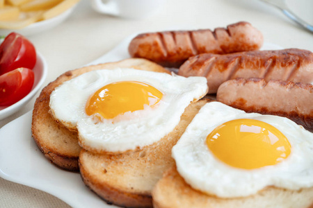 早餐与爱煎蛋在心脏的形状, 油炸香肠和咖啡