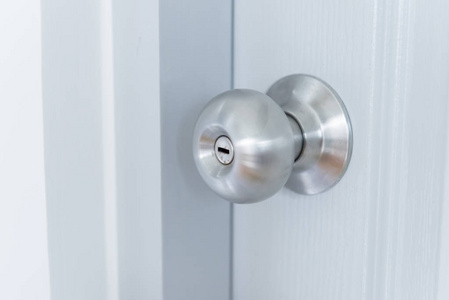 白色的门,金属门把手是经常锁在房子里,复制空间风格照片