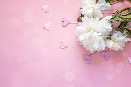 白牡丹与装饰的心，在粉红色的背景