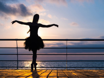 上河图舞蹈芭蕾舞女演员在黑色芭蕾舞短裙和普安特上河堤上面是大洋或