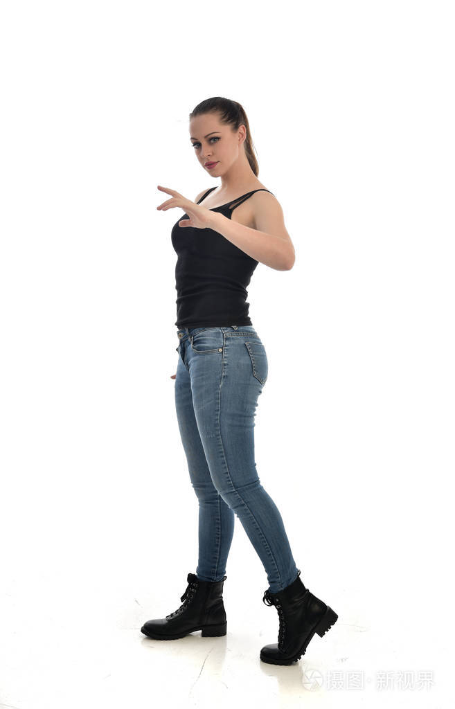 站立姿势, 侧面轮廓.在白色工作室背景下被隔离