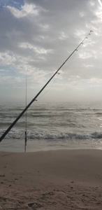 波罗的海海滩钓鱼竿图片