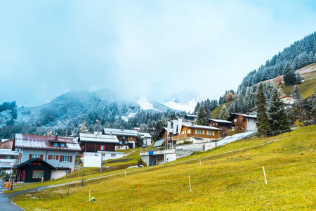 在瑞士阿尔卑斯山脉附近村庄的房子