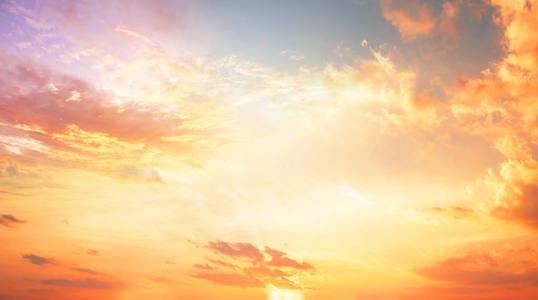 色彩缤纷的天空观背景: 夕阳与暮光的天空与云彩照片