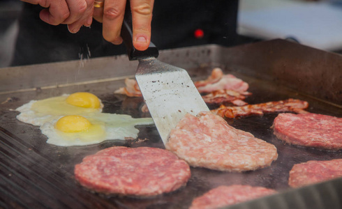 肉饼和炒鸡蛋到汉堡