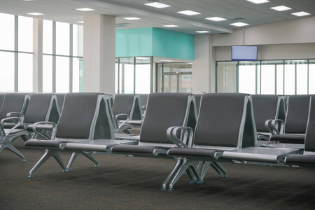等候区，在机场航站楼与空椅子