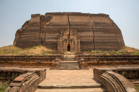 佛陀在阿难寺在亚洲的一座古老的寺庙, 在群山之间祈祷佛陀照片