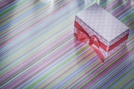 装饰条纹的桌布庆祝活动概念的礼物盒