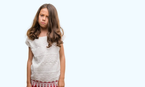 皱眉女孩表情包黑肤色的拉美裔女孩持怀疑态度, 紧张不安, 皱皱眉因