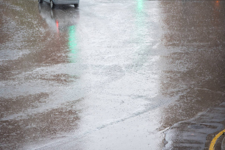 大雨在道路上与汽车的问题驾驶