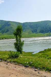 在山的山谷中