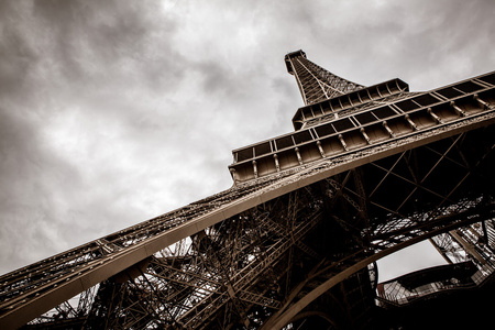 在法国巴黎的埃菲尔铁塔