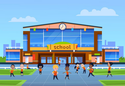 uniformy 卡通孩子们在学校门前的院子里玩耍.