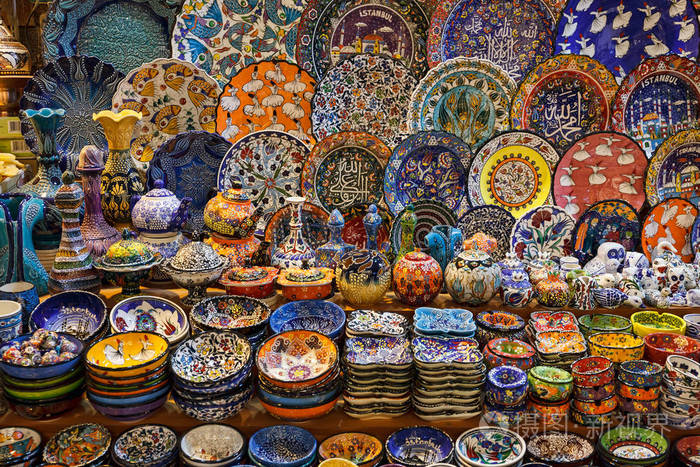 土耳其伊斯坦布尔大市集收集传统土耳其陶瓷纪念品