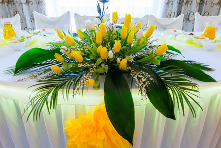 婚礼桌上的鲜花花束婚礼花表装饰