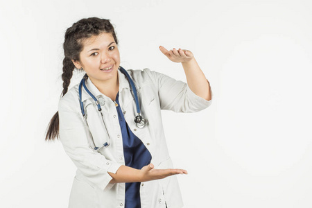 一名女医生在一件白色外套和显示 si 听诊器