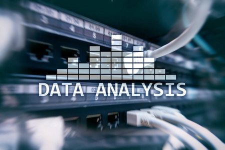 大数据分析文本在服务器室背景。互联网与现代技术理念