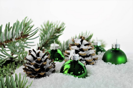 球 雪和树形象的圣诞装饰