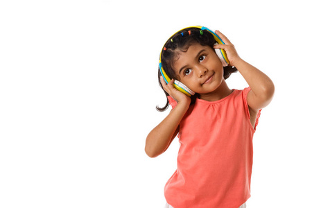 音乐和技术概念。戴着耳机的孩子。分离
