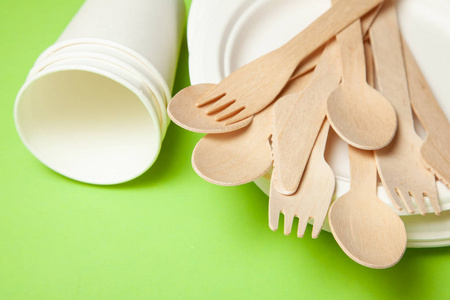 绿色环保的一次性餐具由竹木和纸制成。带纸杯的勺子叉子小刀碗