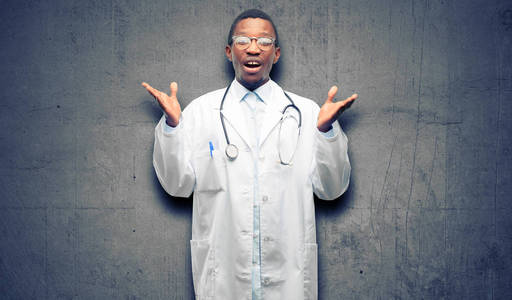 年轻的黑人医生, 医疗专业的快乐和惊喜欢呼表达哇手势