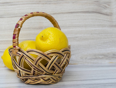 在一个木制的背景一只篮子里的新鲜多汁柠檬