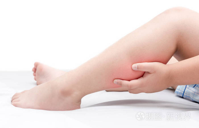 腿部疼痛或小腿肌肉在孤立的床上的男孩