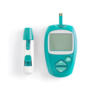 血糖仪和糖糖尿病监测与 Copyspace 上白色孤立的注射器