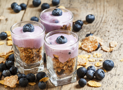 健康的全谷类 牛奶什锦早餐和蓝莓的早餐