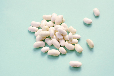 蓝色背景的有机鲜白芸豆.宏观照片