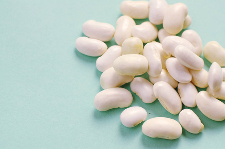 蓝色背景的有机鲜白芸豆.宏观照片