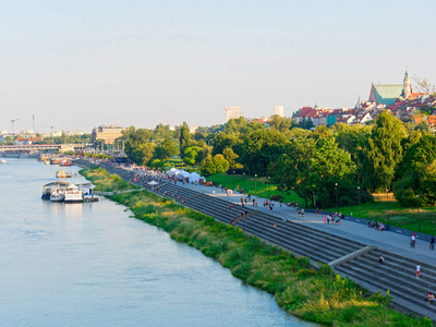 在华沙的维斯瓦河大道和城市生活的看法。波兰