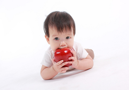 带红苹果的可爱宝宝吃健康食品