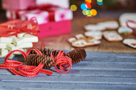圣诞装饰品杉木锥体, 姜饼, 木星和红色丝带为礼物包装。古董饰品。复古风格