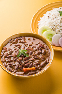 煮熟红芸豆咖喱和熟香米 孩子的 rajma 或 rajma 水稻 传统北印度的午餐 晚餐或早餐菜单