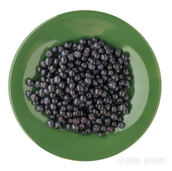 蓝莓在白色背景上被隔离的盘子里。蓝莓种类。健康食品