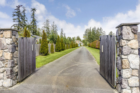 敞开的大门的大海图片