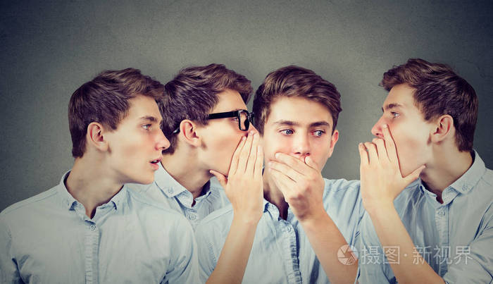 三名年轻男子在耳边耳语每个其他和到震惊的惊讶的家伙