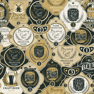 以啤酒为主题的矢量无缝图案, 带有木桶大麦耳啤酒杯磨坊等复古风格的啤酒标签。