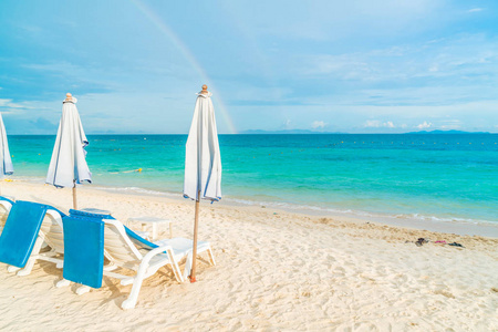 美丽的豪华伞和坐在椅子上海滩