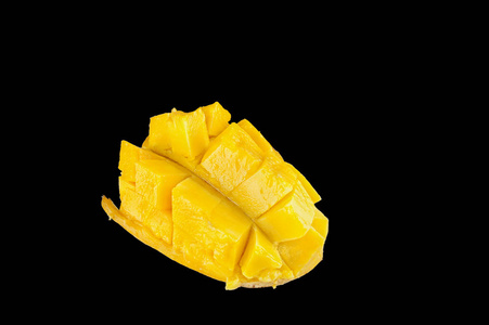 芒果水果切成块.一个黑色的背景上孤立照片