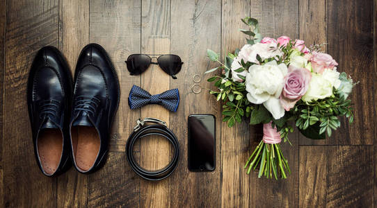 领结 鞋 皮带 结婚戒指 电话 时钟 眼镜 新娘的花束，新郎早上 商人 婚礼 人时尚 男士配饰