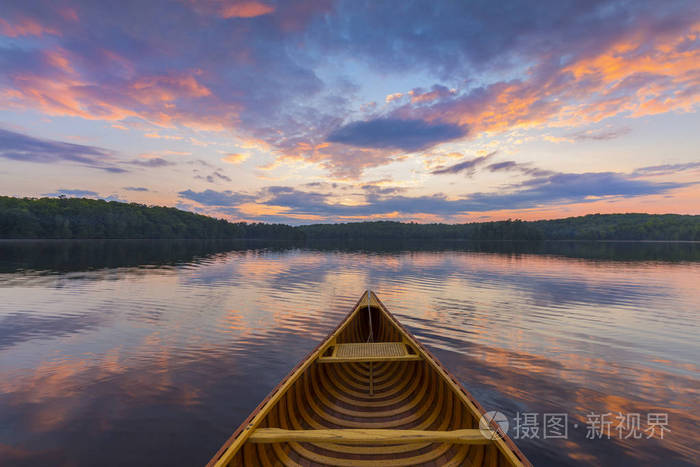 在日落时-加拿大安大略湖上雪松独木舟船头