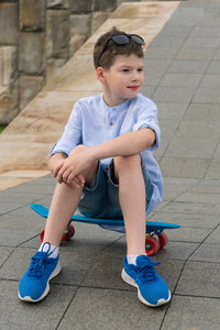 体育背景, 一个男孩坐在滑板上