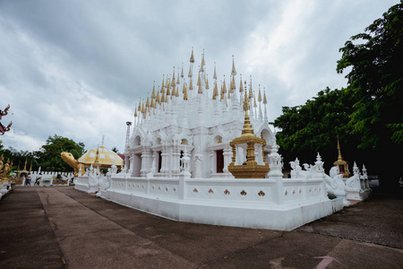 泰国北部的所有寺庙都很漂亮, 如帕府省的乒乓球苏南寺
