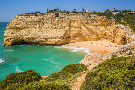 在葡萄牙海岸 Benagil 渔村海滩一个视图