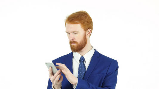 使用智能手机，发短信的红头发胡子商人