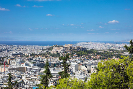 雅典城市卫城全景鸟瞰在希腊与松树的前景, 从 Lycabettus 山的看法
