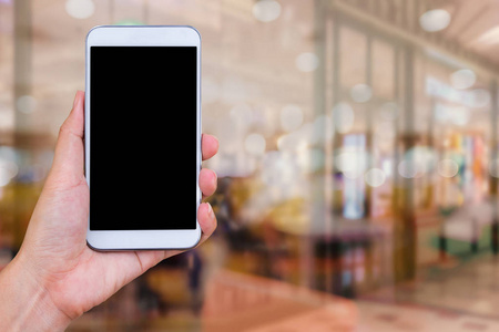 手中拿着白色手机与空白的黑屏上明白照片