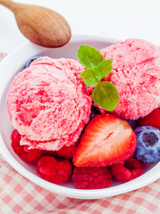 关闭了冰淇淋混合浆果水果树莓 蓝莓 战略